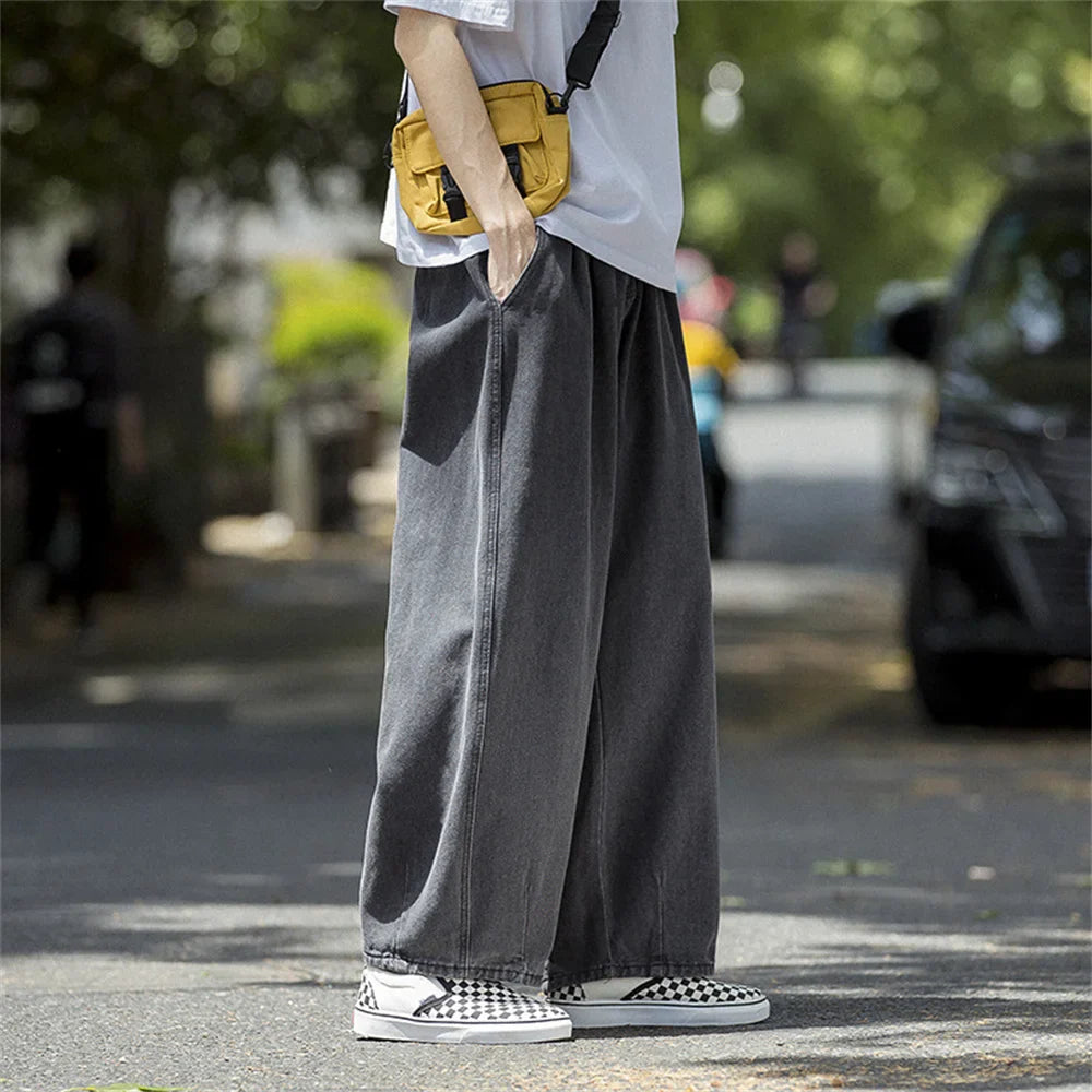 Wide-leg denim cargo jeans in dark wash featuring a loose, straight fit, ideal for streetwear and skateboarding.