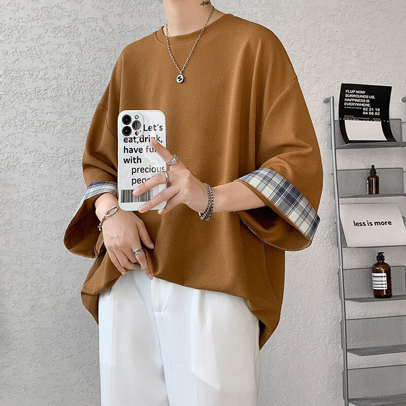 Oversized three-quarter sleeve plaid T-shirt in Korean style for spring and summer, men's fashion.