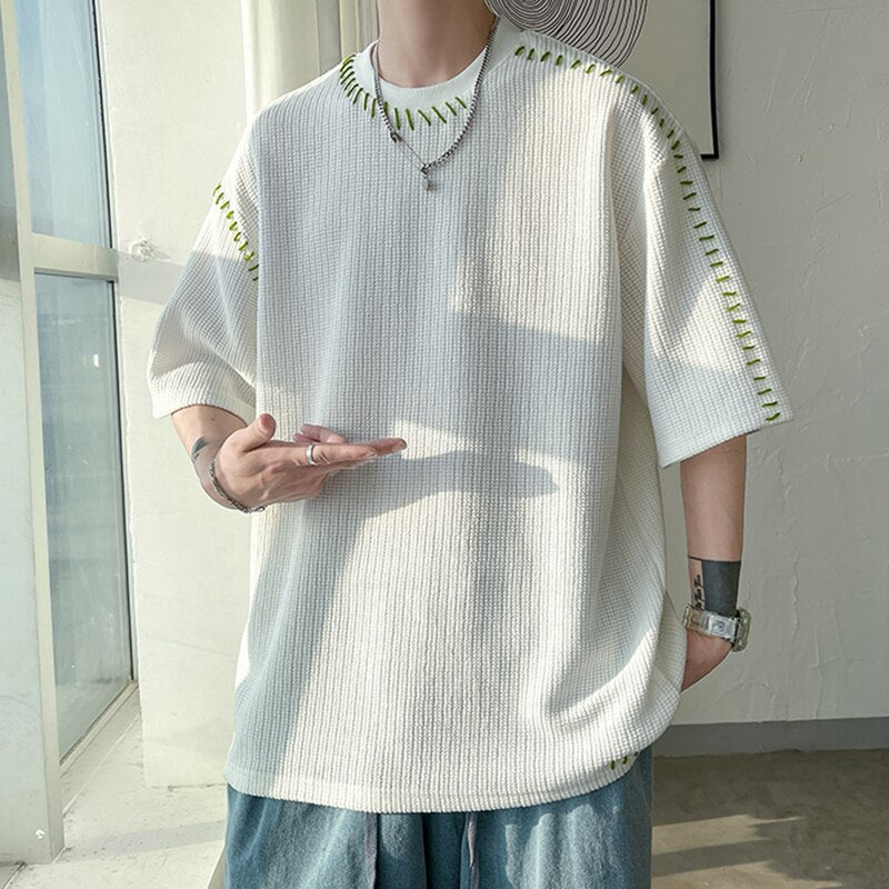 Men's summer Harajuku casual oversized t-shirt with manual suture detail, short sleeves, in a neutral patchwork design.