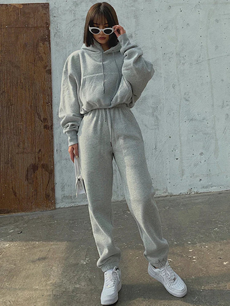 Women's casual hooded fleece tracksuit in solid color with pullover sweatshirt and sweatpants.