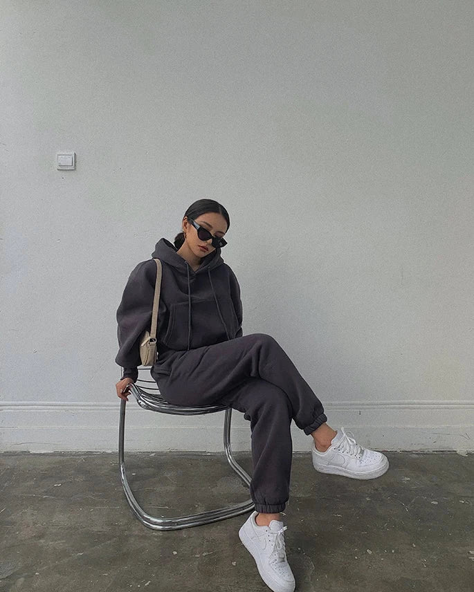 Women's casual solid fleece two-piece tracksuit with hooded sweatshirt and sweatpants, ideal for winter and spring.