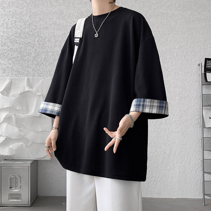 Men's oversized plaid T-shirt with three-quarter sleeves in Korean style, black and white, suitable for spring and summer casual wear.