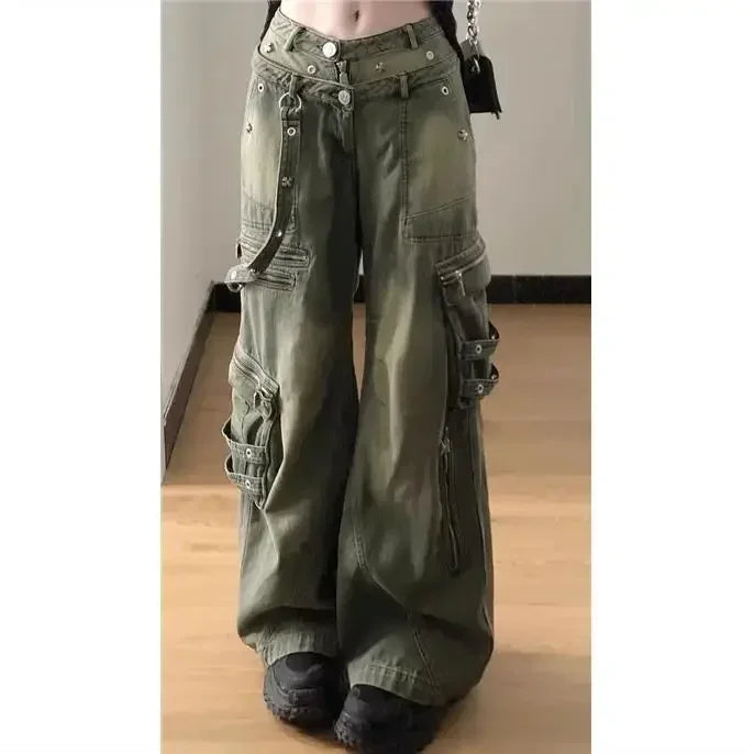 Loose retro washed cargo jeans for women, streetwear hiphop style, baggy with zipper and multi-pocket wide leg design.