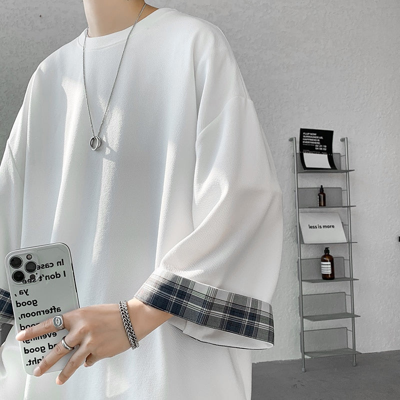 White oversized plaid T-shirt with three-quarter sleeves, Korean style for men in spring and summer.