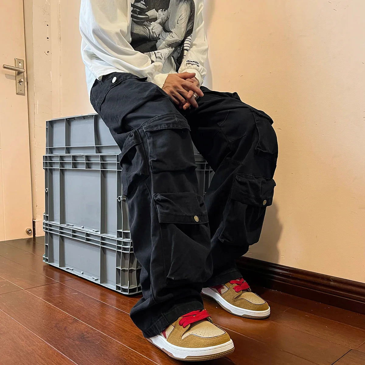 Men's multi-pocket cargo pants in Harajuku streetwear style, featuring a casual and vintage design with wide legs.