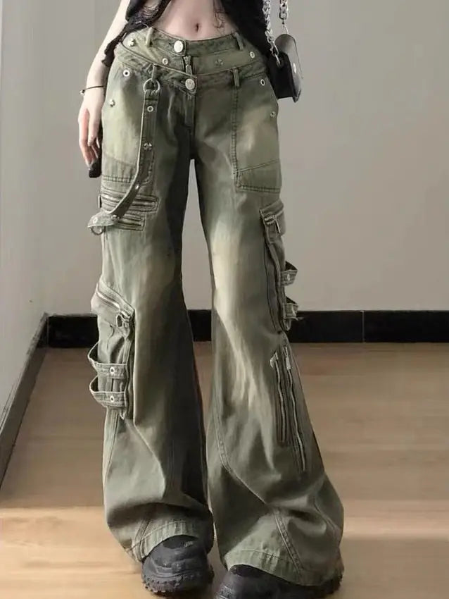 Loose retro washed cargo jeans for women, streetwear style, featuring multi-pocket, zipper details, and wide leg design.